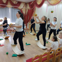 День здоровья. Мастер-класс для родителей «Знакомство с уникальным тренажером-балансиром – Сибирский борд» День здоровья. Мастер-класс для родителей «Знакомство с уникальным тренажером-балансиром – Сибирский борд».